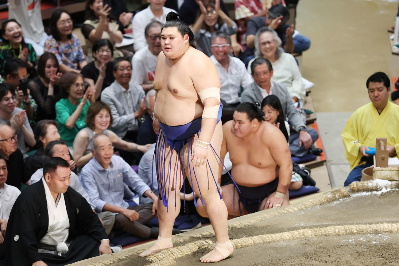 優勝決定戦で大の里（左）は豊昇龍を寄り倒しで破り幕内優勝を飾る（撮影・宮地輝）