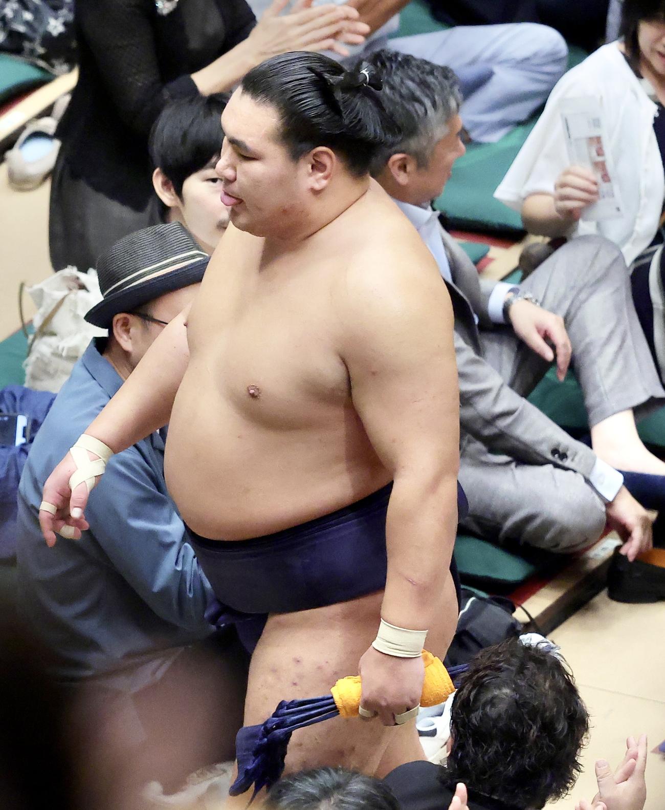 優勝決定戦で大の里に敗れ、花道から引き揚げる豊昇龍（撮影・河田真司）
