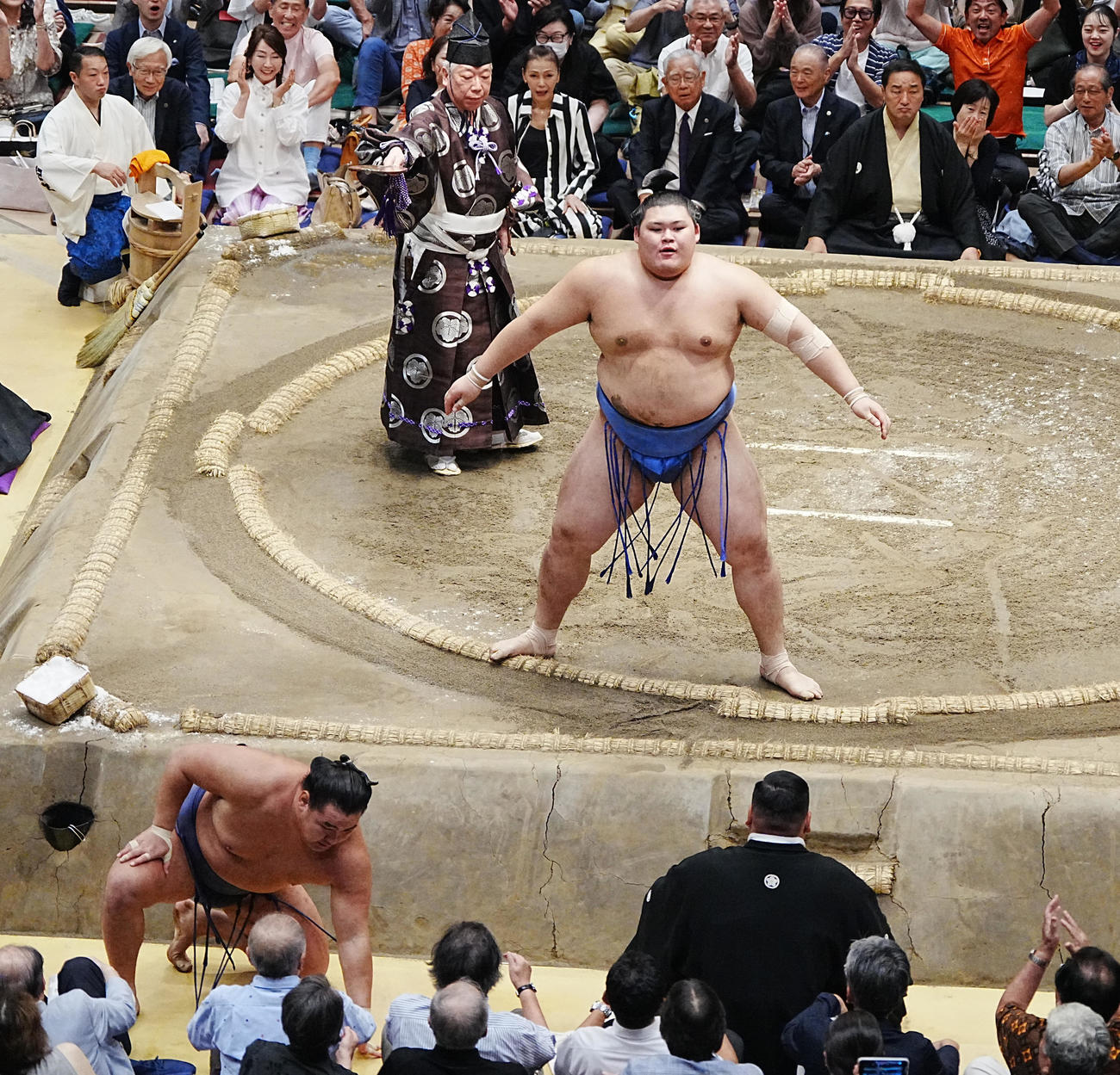 優勝決定戦で大の里（右）は豊昇龍を寄り倒しで破り幕内優勝を飾る（撮影・小沢裕）