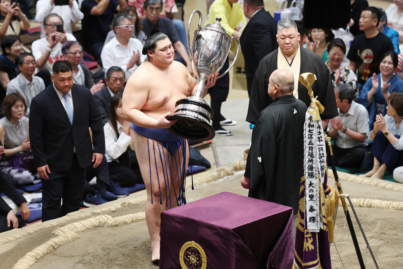 優勝を飾り賜杯を手にする大の里（撮影・宮地輝）