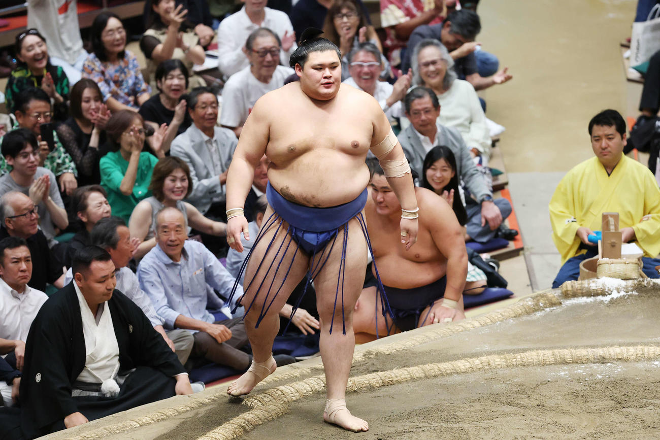 優勝決定戦で大の里（手前）は豊昇龍を寄り倒しで破り幕内優勝を飾る（撮影・宮地輝）