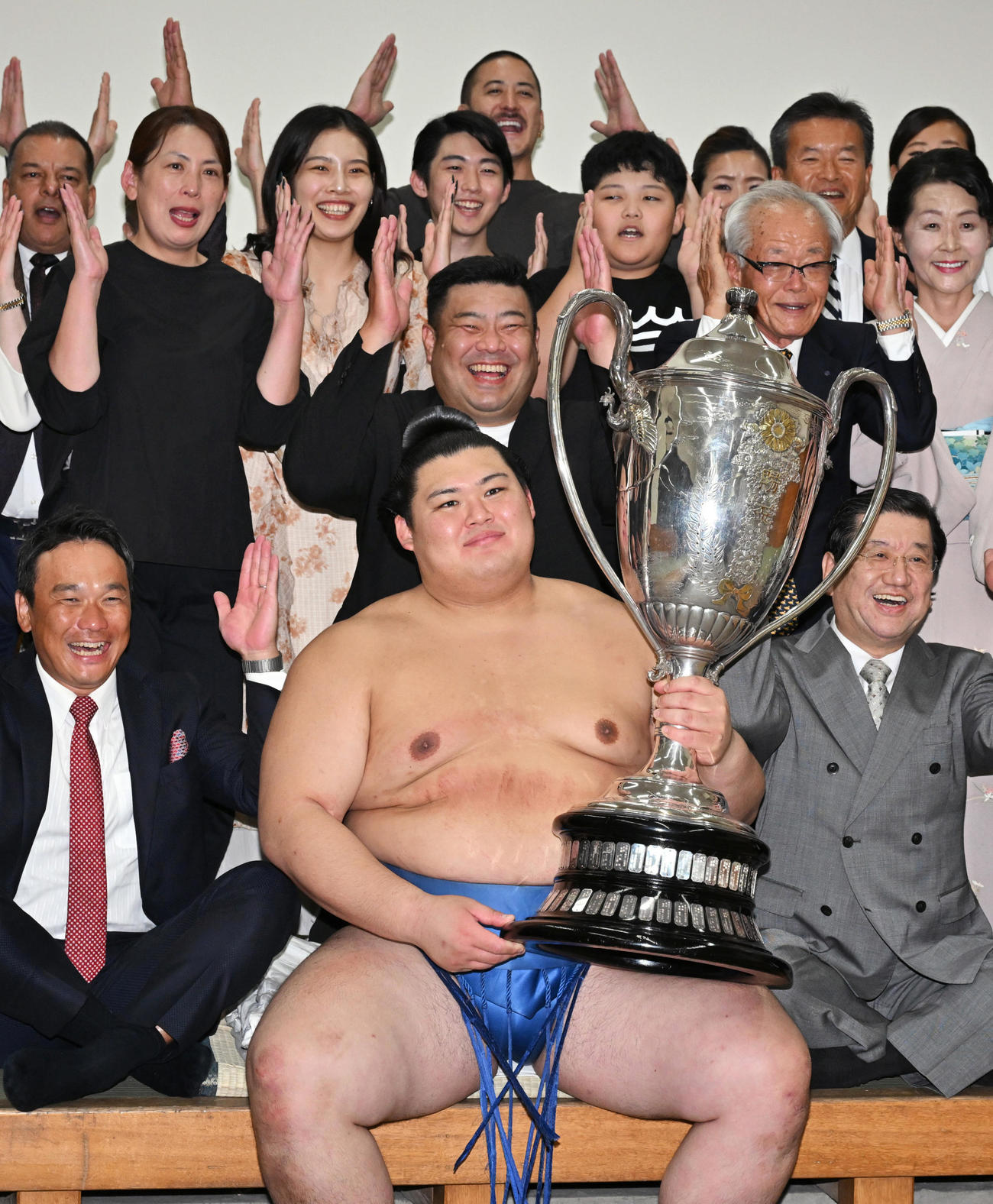 大相撲秋場所で優勝し、賜杯を手に喜ぶ大の里（代表撮影）