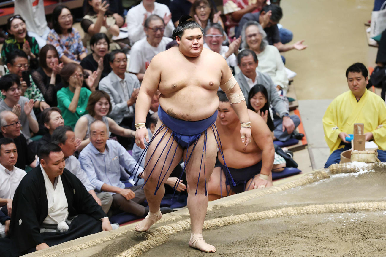 優勝決定戦で大の里（手前）は豊昇龍を寄り倒しで破り幕内優勝を飾る（撮影・宮地輝）