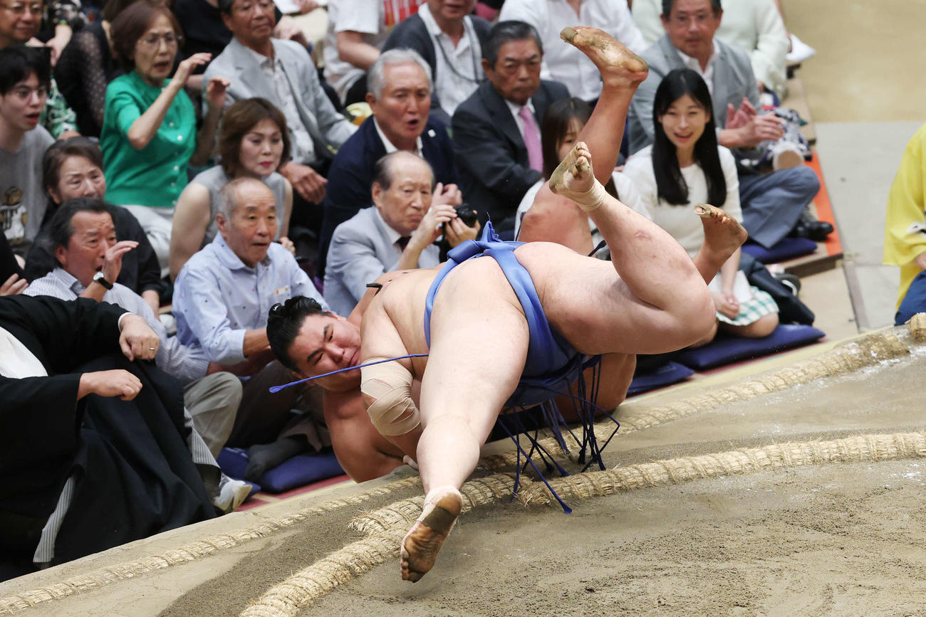 優勝決定戦で大の里（手前）は豊昇龍を寄り倒しで破り幕内優勝を飾る（撮影・宮地輝）