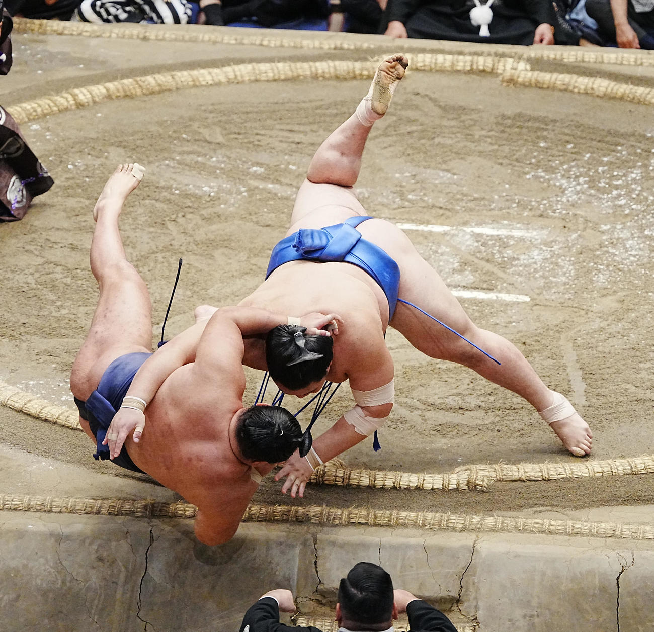 優勝決定戦で大の里（右）は豊昇龍を寄り倒しで破り幕内優勝を飾る（撮影・小沢裕）