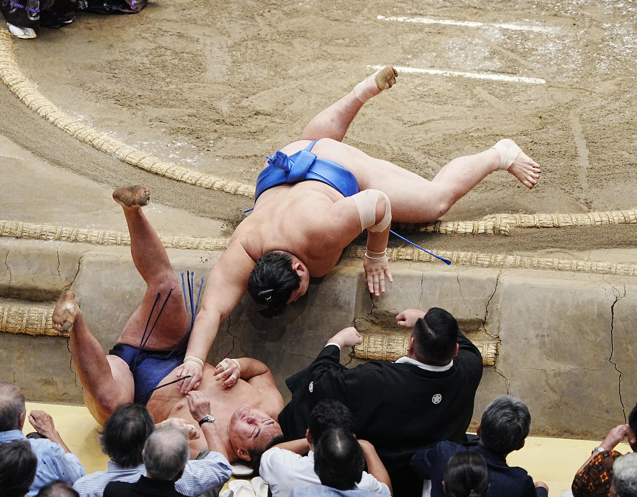 優勝決定戦で大の里（右）は豊昇龍を寄り倒しで破り幕内優勝を飾る（撮影・小沢裕）