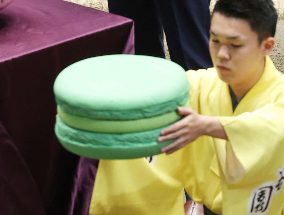 巨大マカロン（撮影・宮地輝）