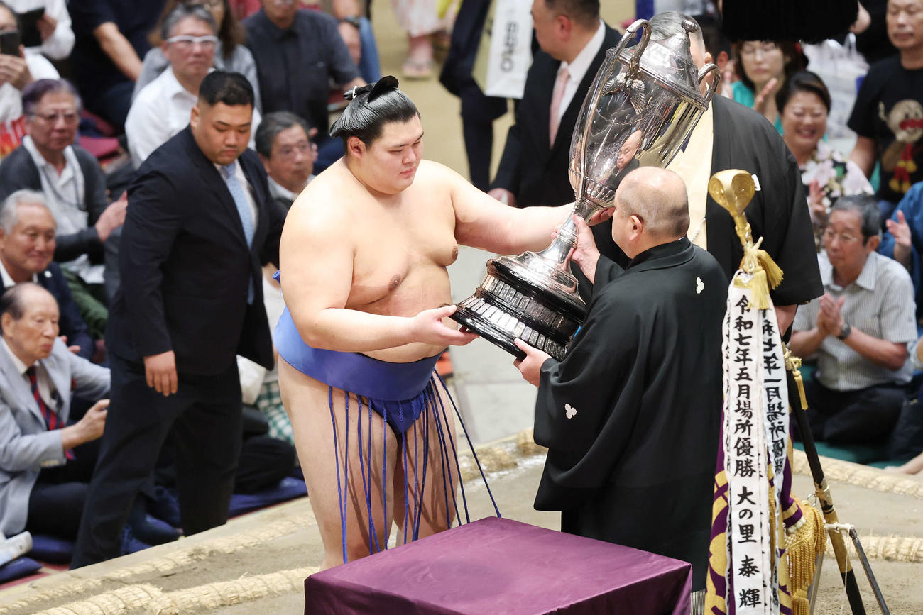 優勝を飾り賜杯を手にする大の里（撮影・宮地輝）