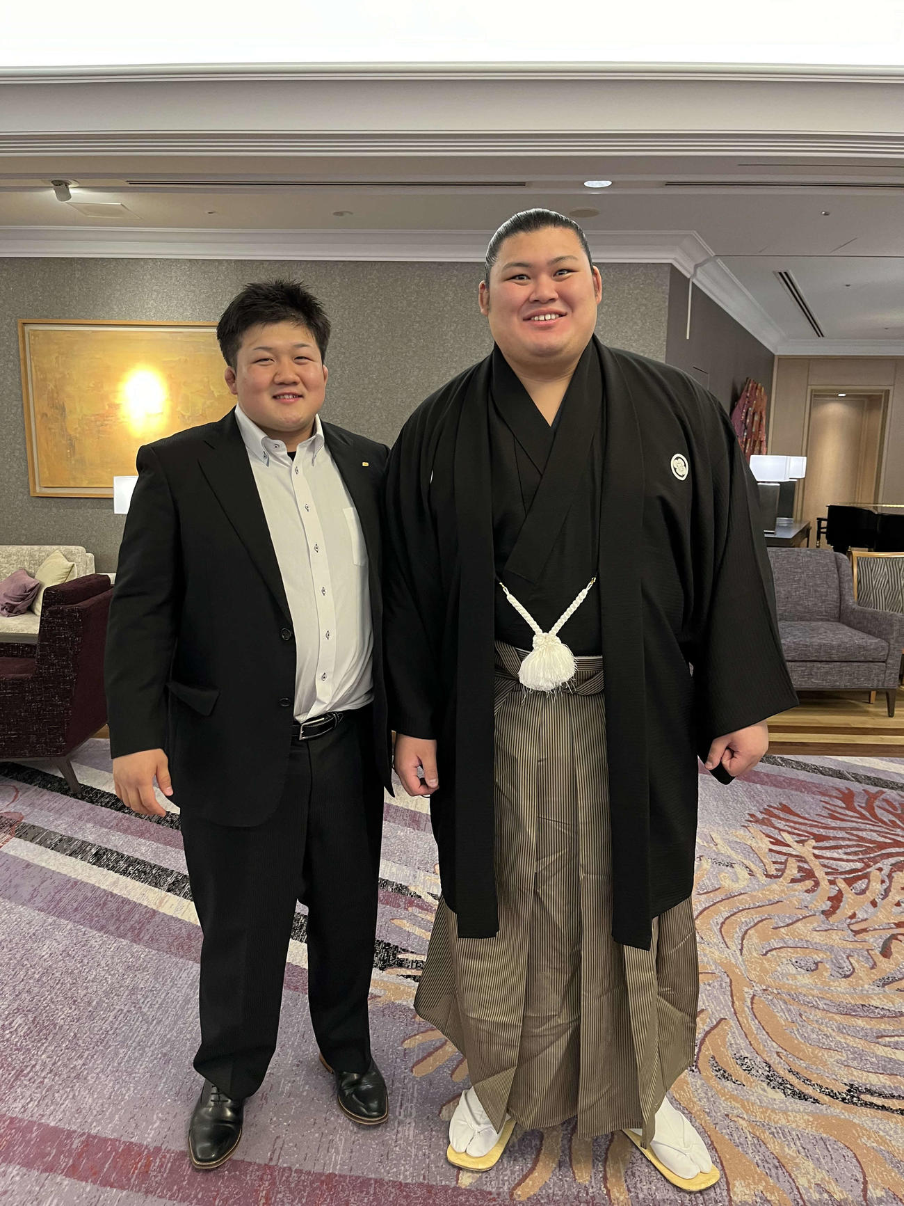 記念撮影に納まる大の里（右）と三輪隼斗さん（三輪さん提供）