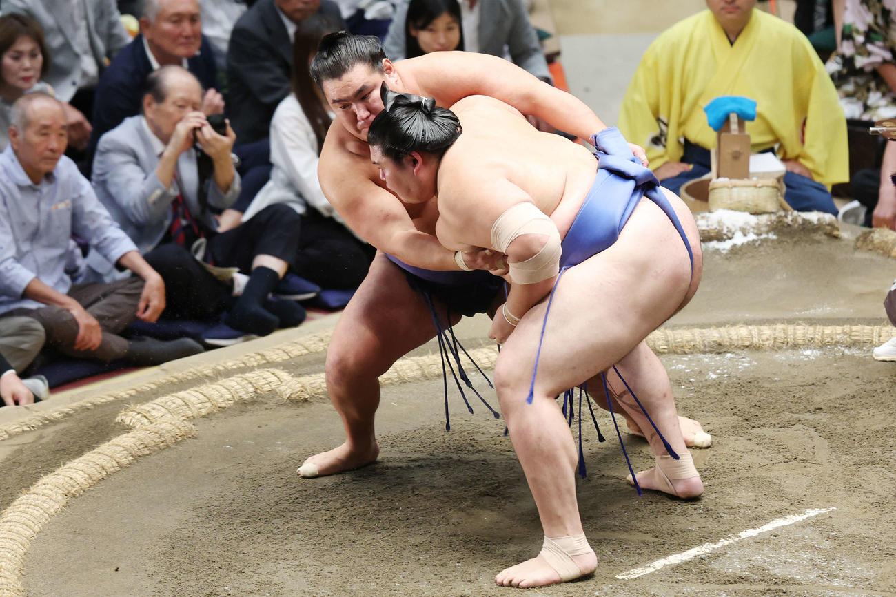 優勝決定戦で大の里（手前）は豊昇龍を寄り倒しで破り幕内優勝を飾る（撮影・宮地輝）