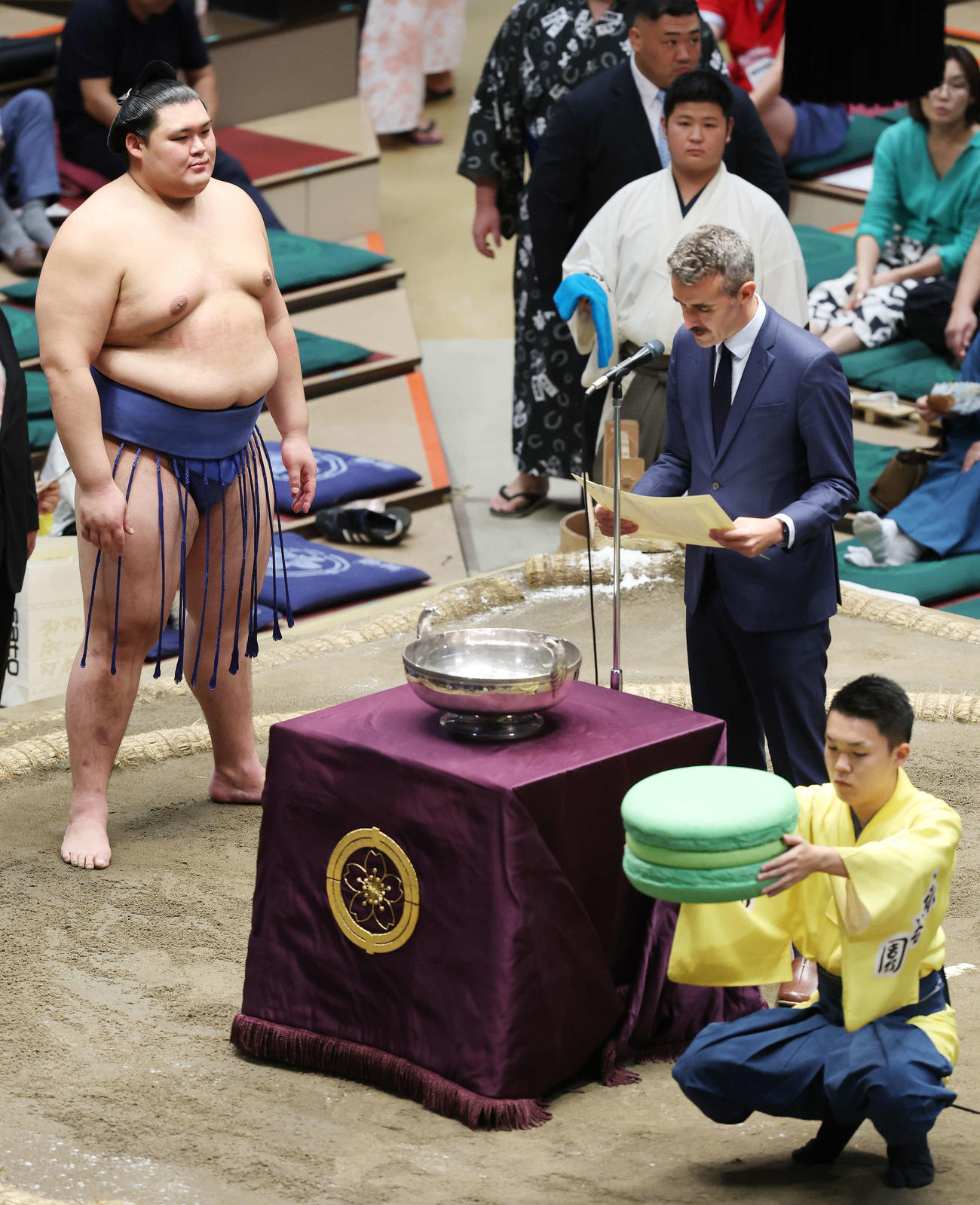 日仏友好杯授与式で大の里に贈呈されたマカロンのミニチュア（撮影・宮地輝）