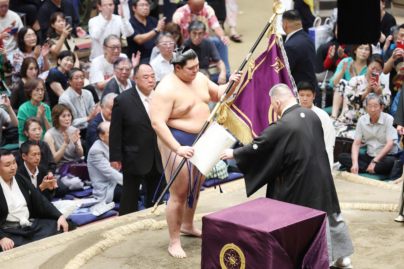 優勝旗を手にする大の里（撮影・宮地輝）