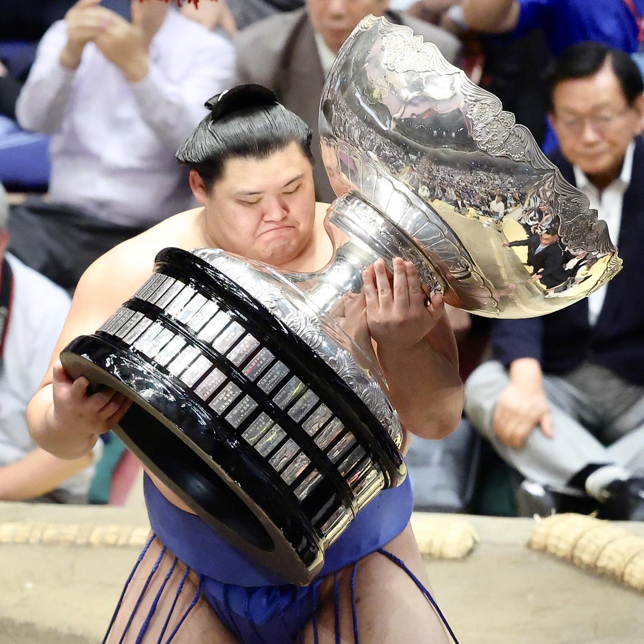 内閣総理大臣杯を受け取る大の里（撮影・河田真司）