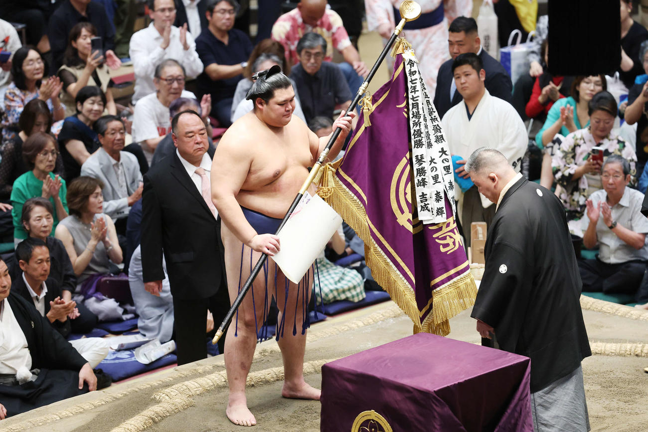 優勝旗を手にする大の里（撮影・宮地輝）