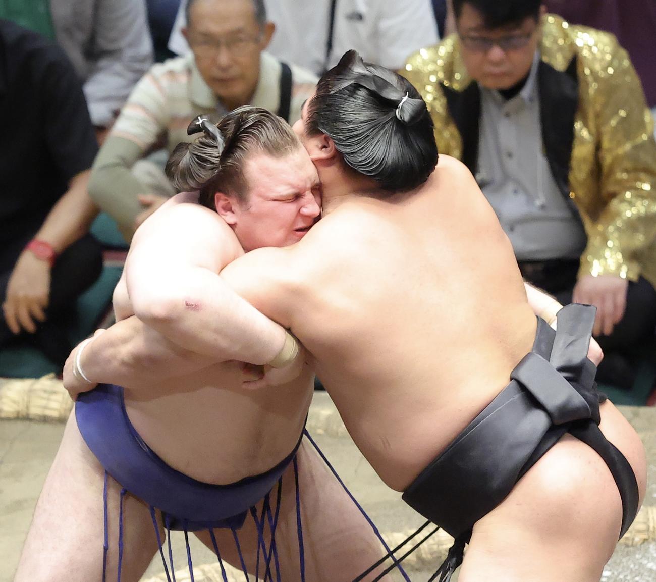 若元春（右）の攻めに耐える安青錦（撮影・河田真司）