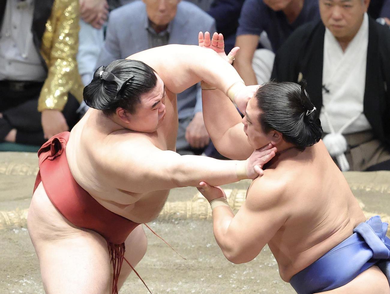 隆の勝（左）は若隆景を激しく攻める（撮影・河田真司）