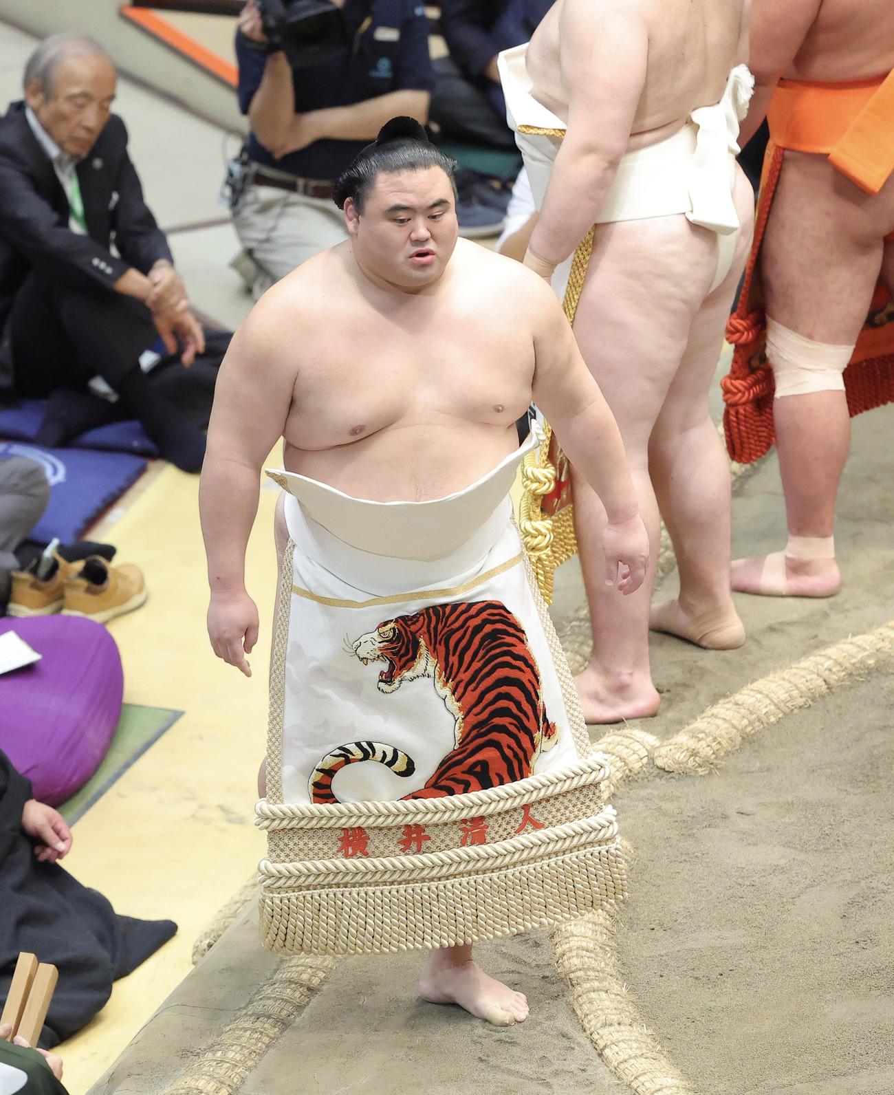 幕内土俵入りに臨む隆の勝（撮影・河田真司）