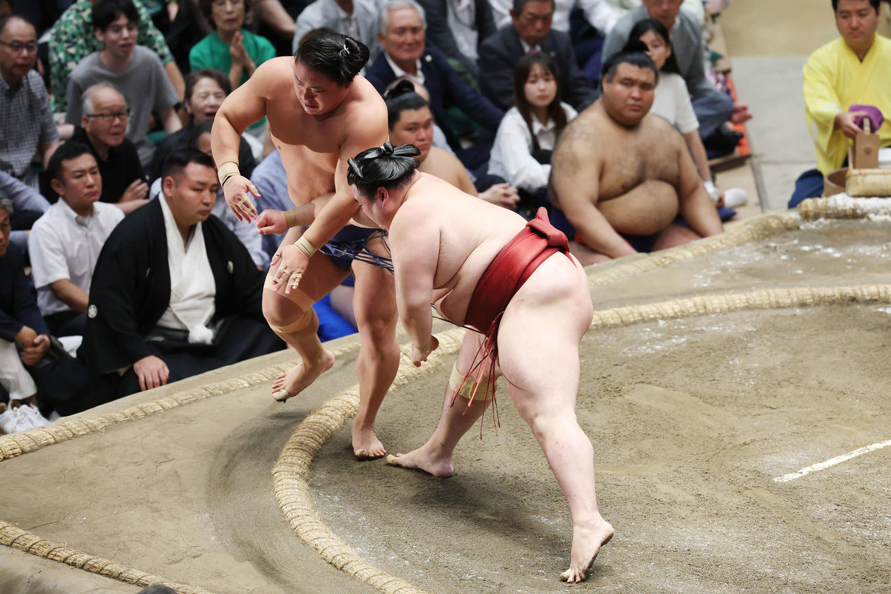 押し出しで若隆景（左）を破る隆の勝（撮影・宮地輝）