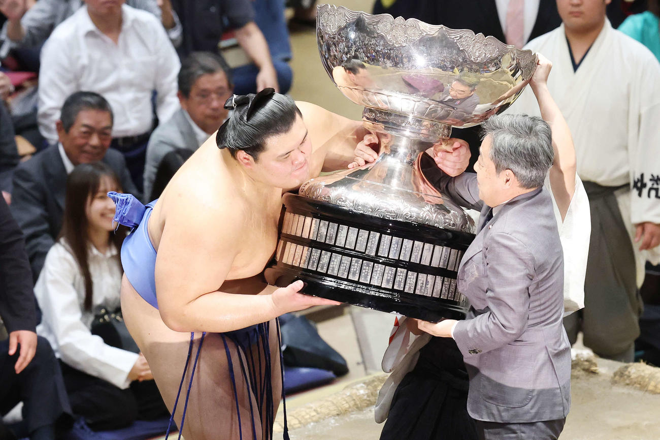 優勝を飾り内閣総理大臣杯を手にする大の里（撮影・宮地輝）