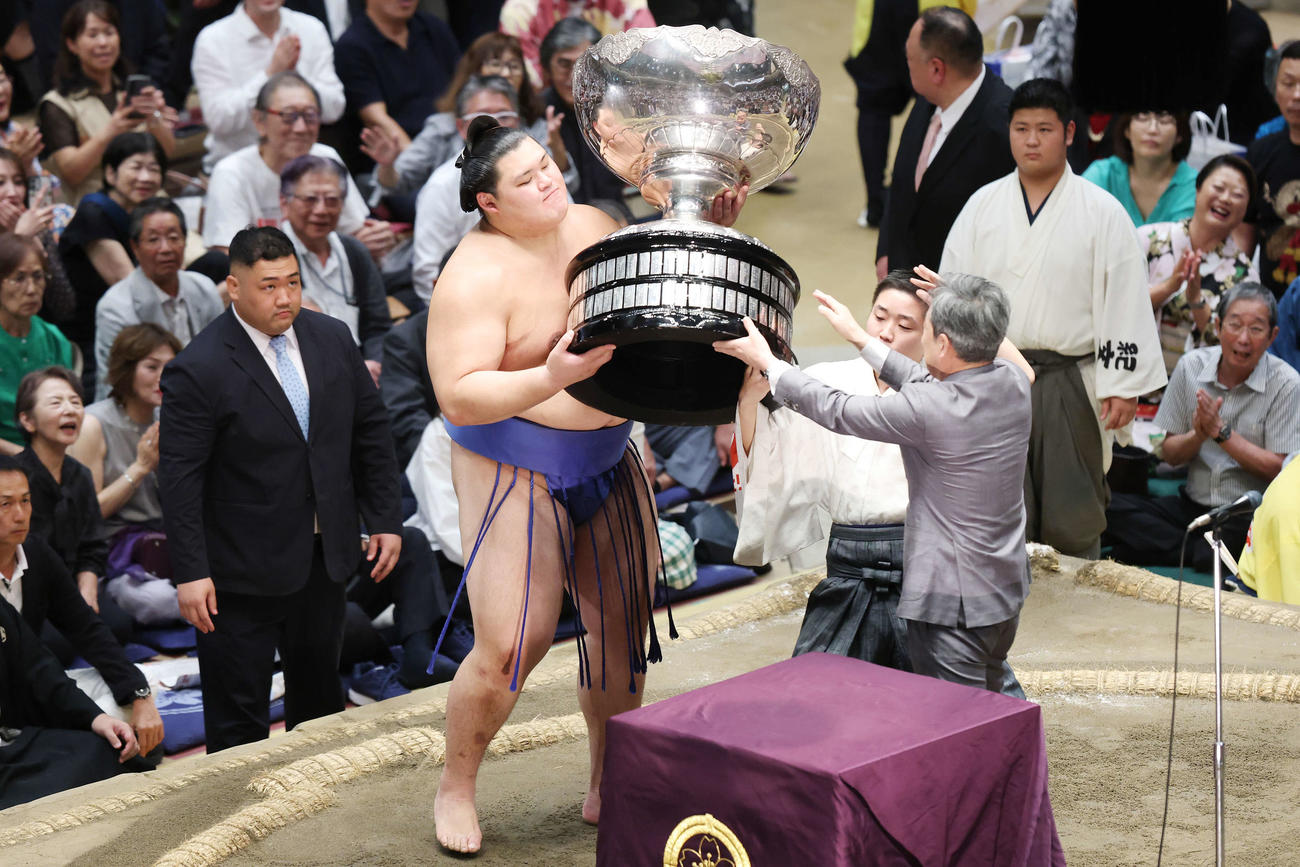 優勝を飾り内閣総理大臣杯を手にする大の里（撮影・宮地輝）
