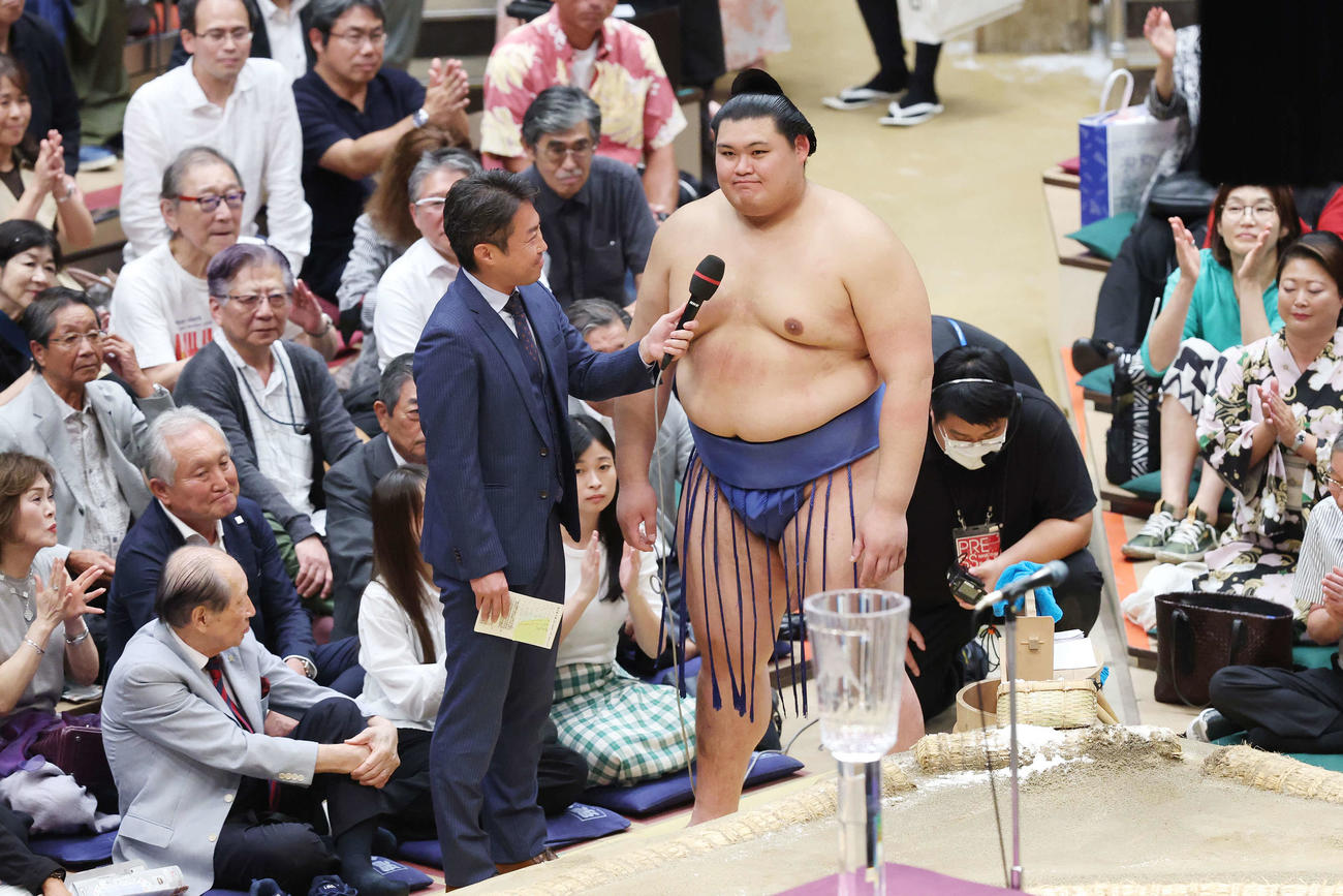 優勝インタビューで喜びを語る大の里（撮影・宮地輝）