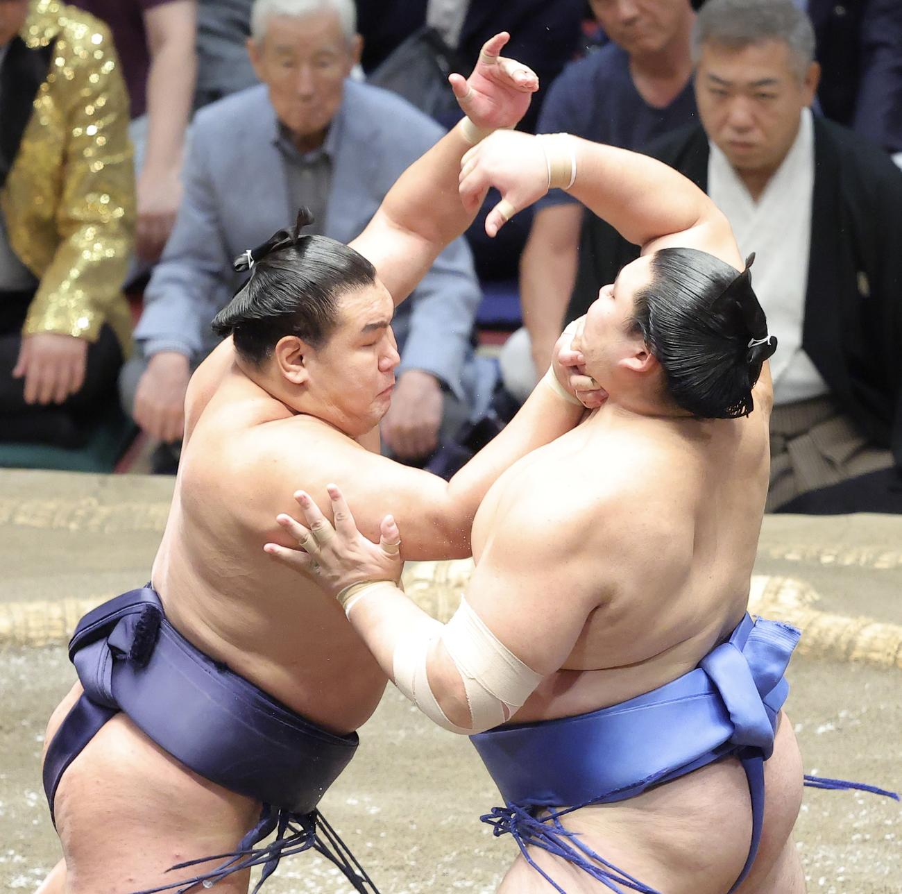 激しくぶつかり合う豊昇龍（左）と大の里（撮影・河田真司）