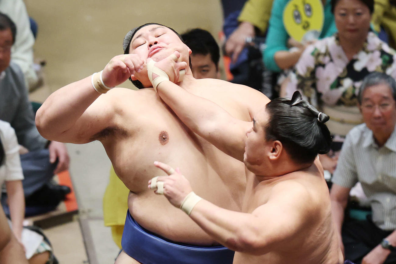 豊昇龍（右）の張り手を食らう大の里（撮影・宮地輝）