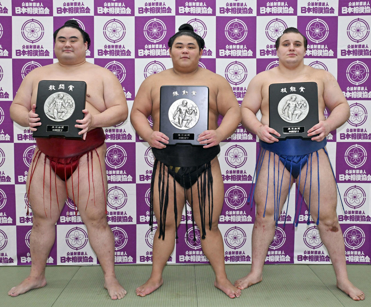 三賞の受賞力士。左から敢闘賞の隆の勝、殊勲賞の伯桜鵬、技能賞の安青錦（代表撮影）