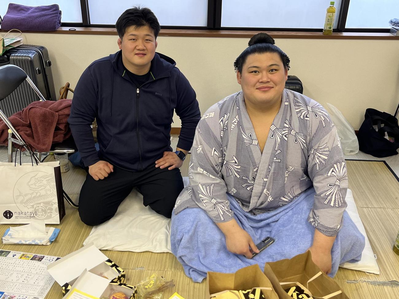 記念撮影に納まる大の里（右）と三輪隼斗さん（三輪さん提供）