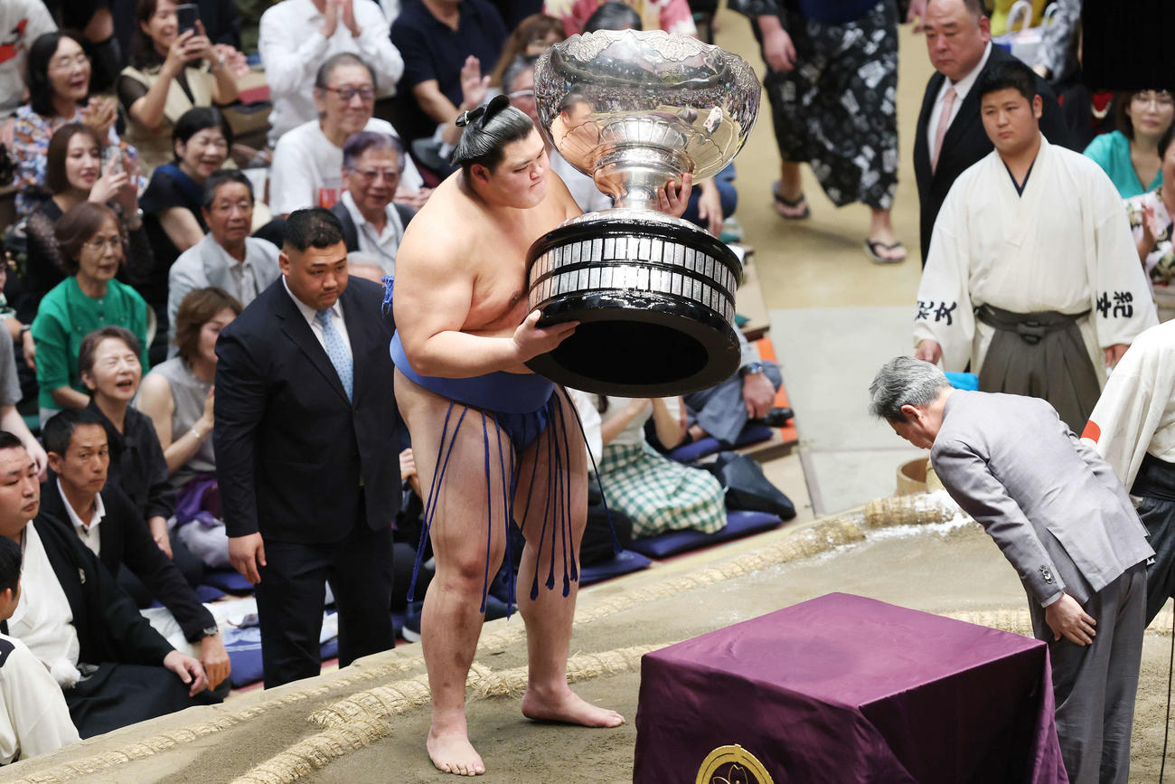 優勝を飾り内閣総理大臣杯を手にする大の里（撮影・宮地輝）