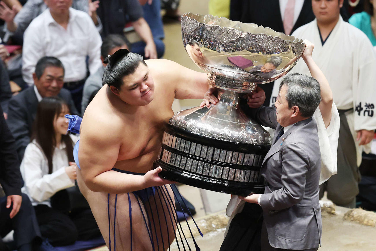 優勝を飾り内閣総理大臣杯を手にする大の里（撮影・宮地輝）