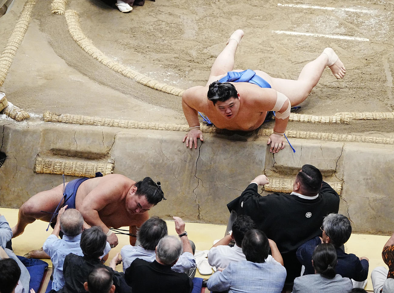 優勝決定戦で大の里（右）は豊昇龍を寄り倒しで破り幕内優勝を飾る（撮影・小沢裕）