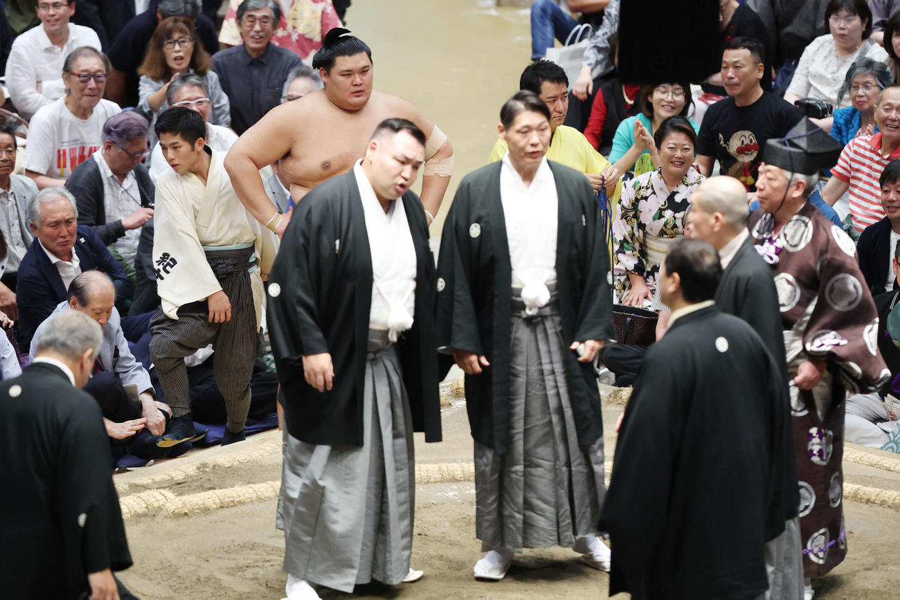 優勝決定戦で物言いが付き協議を待つ大の里（撮影・宮地輝）