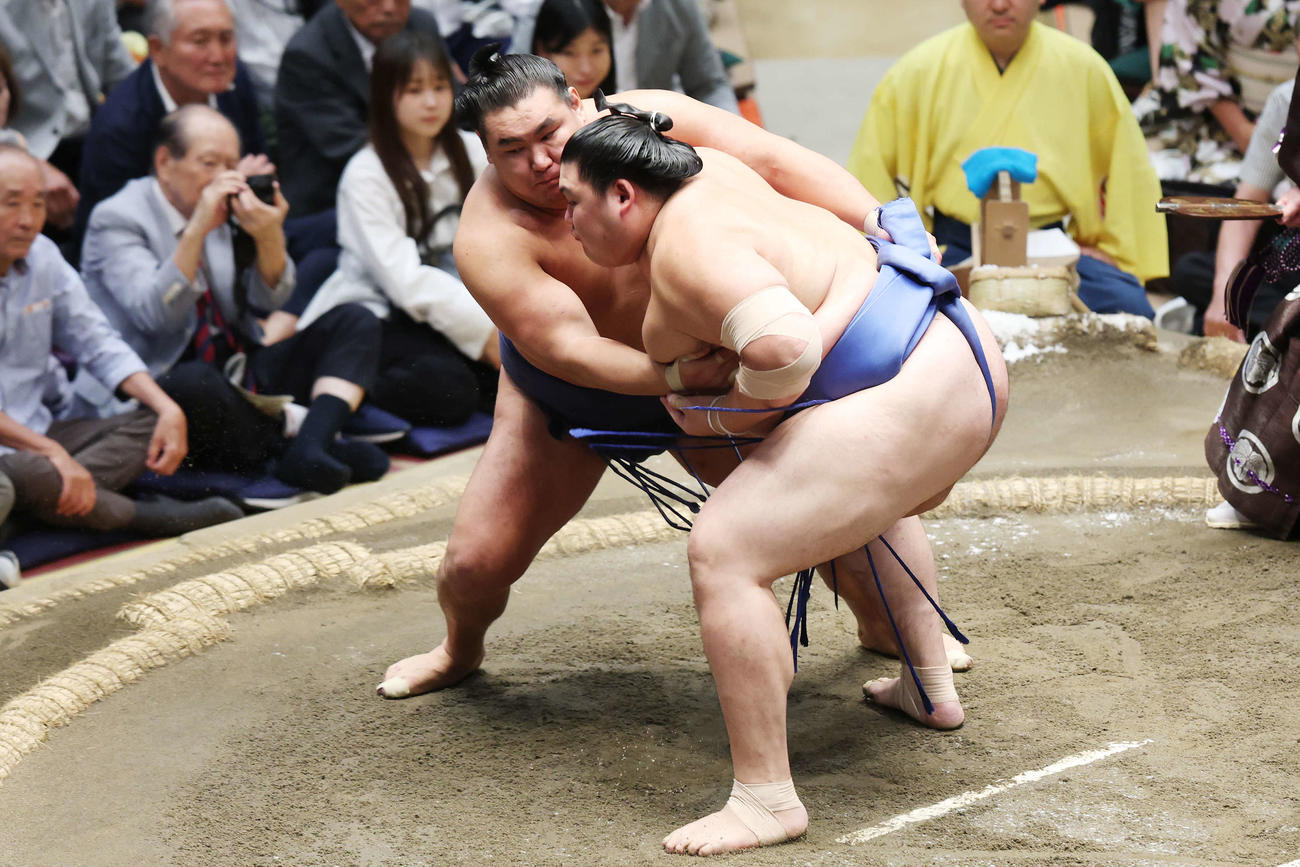 優勝決定戦で大の里（手前）は豊昇龍を寄り倒しで破り幕内優勝を飾る（撮影・宮地輝）