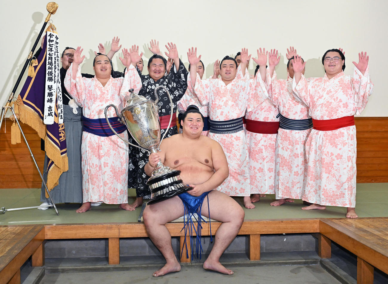 大相撲秋場所で優勝し、付け人らと写真に納まる大の里（代表撮影）