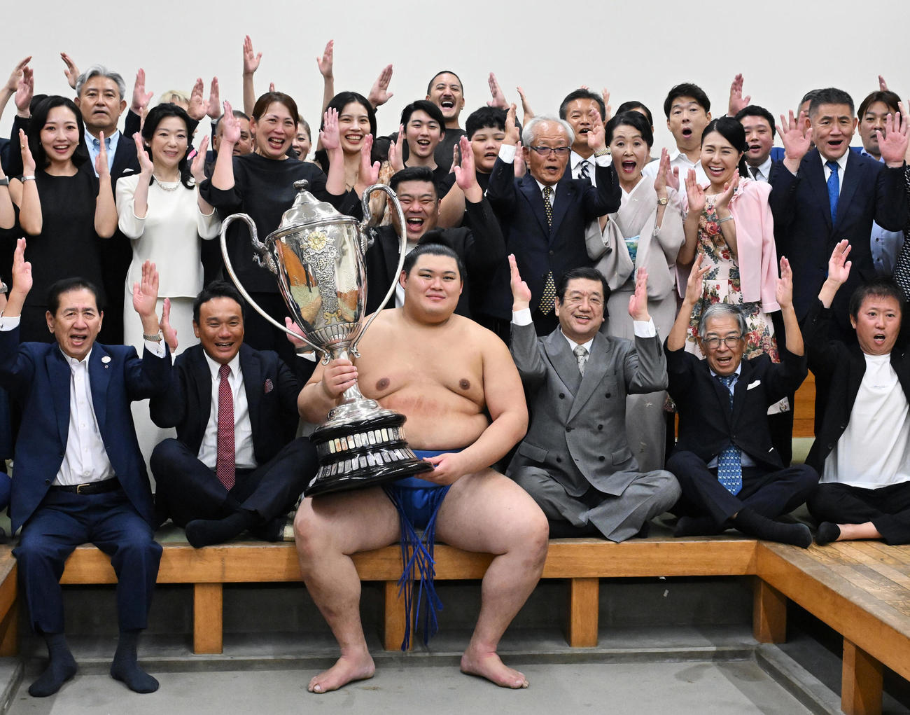 大相撲秋場所で優勝し、賜杯を手に祝福を受ける大の里（代表撮影）