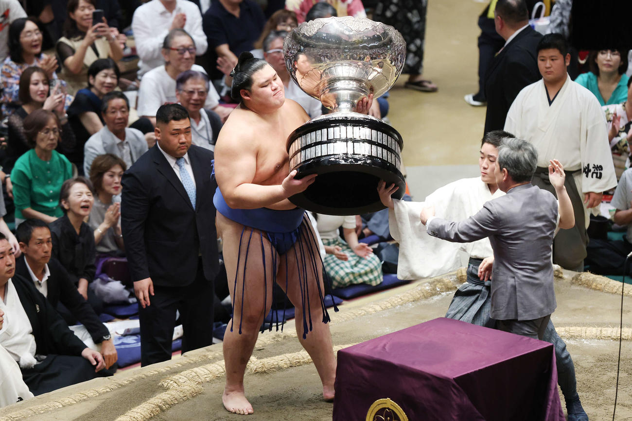 優勝を飾り内閣総理大臣杯を手にする大の里（撮影・宮地輝）