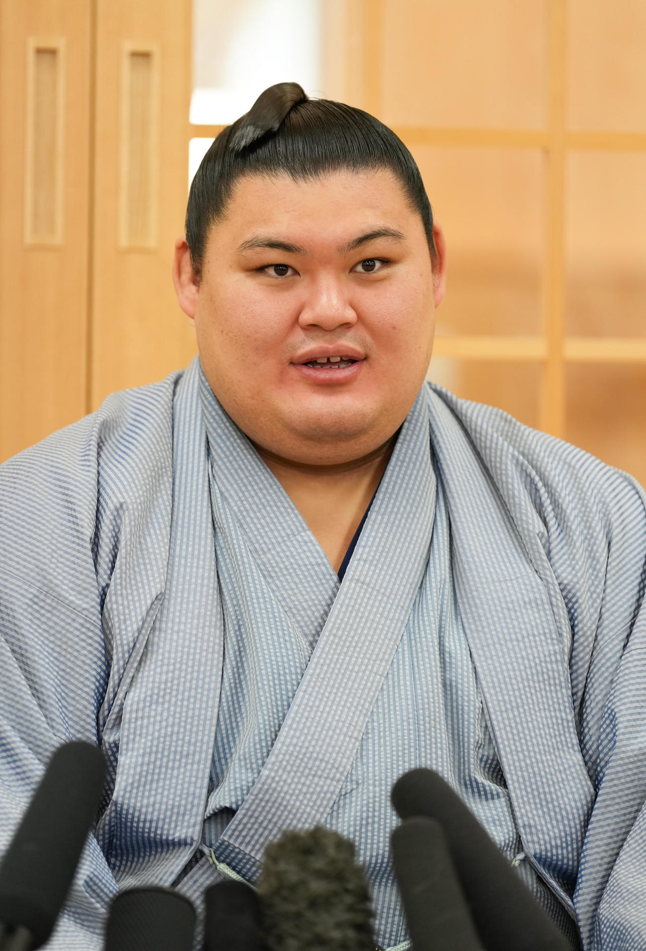 一夜明け会見に臨む大の里（撮影・小沢裕）