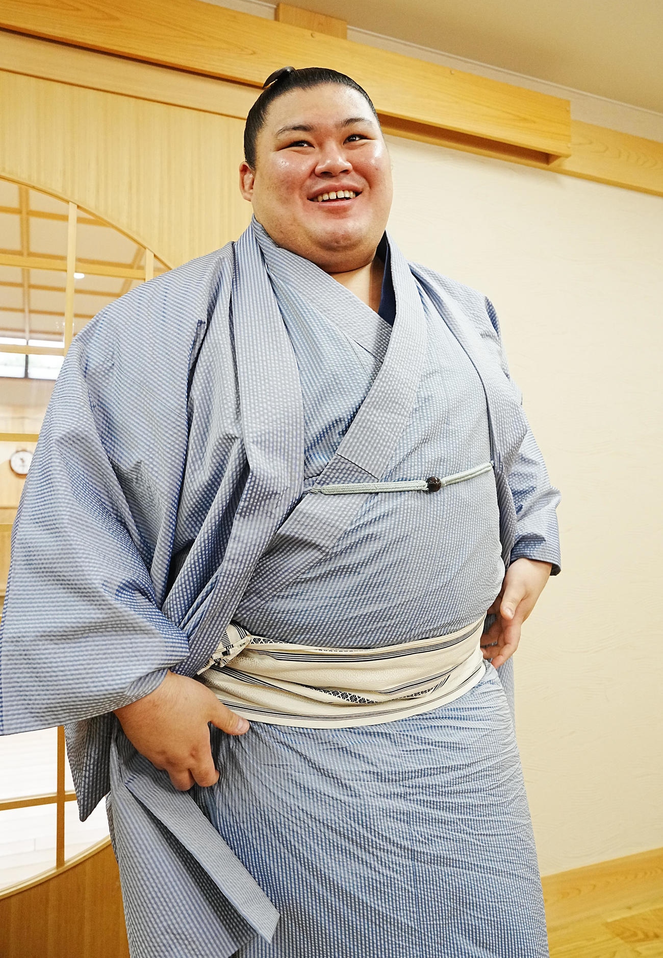 一夜明け会見を終え笑顔で引き揚げる大の里＝2025年9月29日