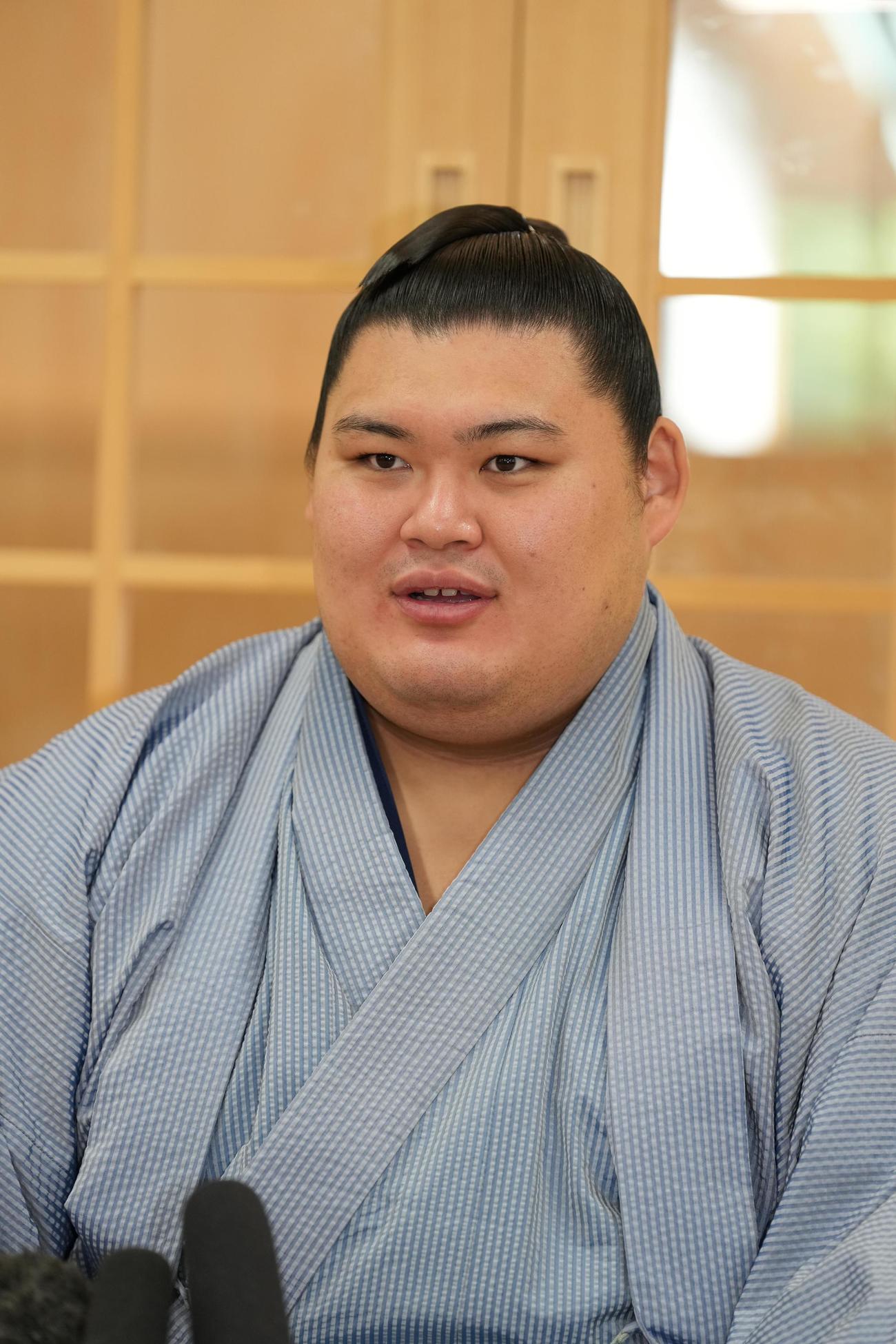 一夜明け会見に臨む大の里（撮影・小沢裕）