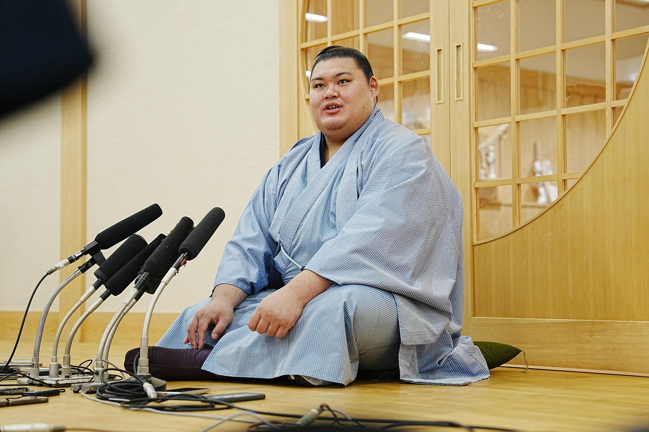 一夜明け会見に臨む大の里（撮影・小沢裕）
