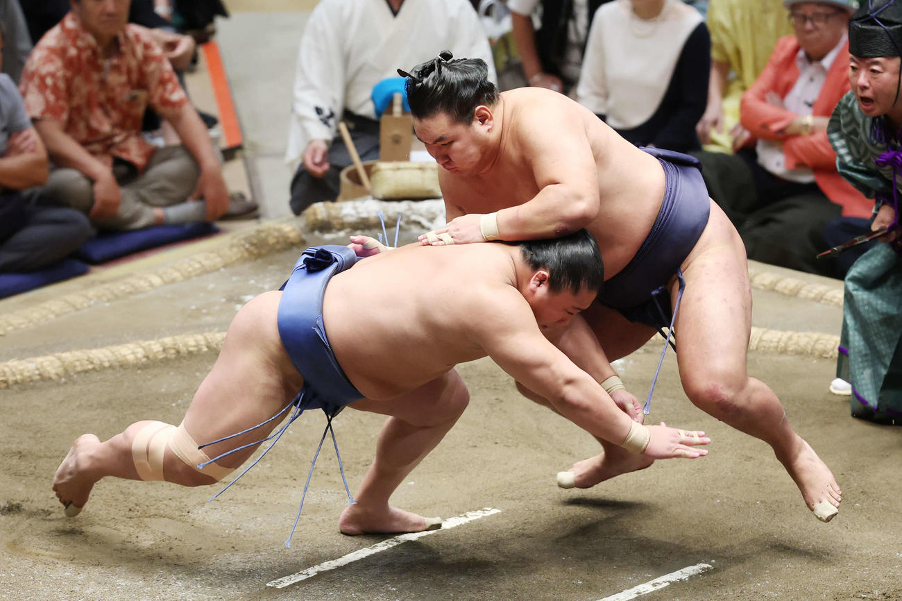 秋場所14日目、立ち会いの変化で若隆景を破った豊昇龍