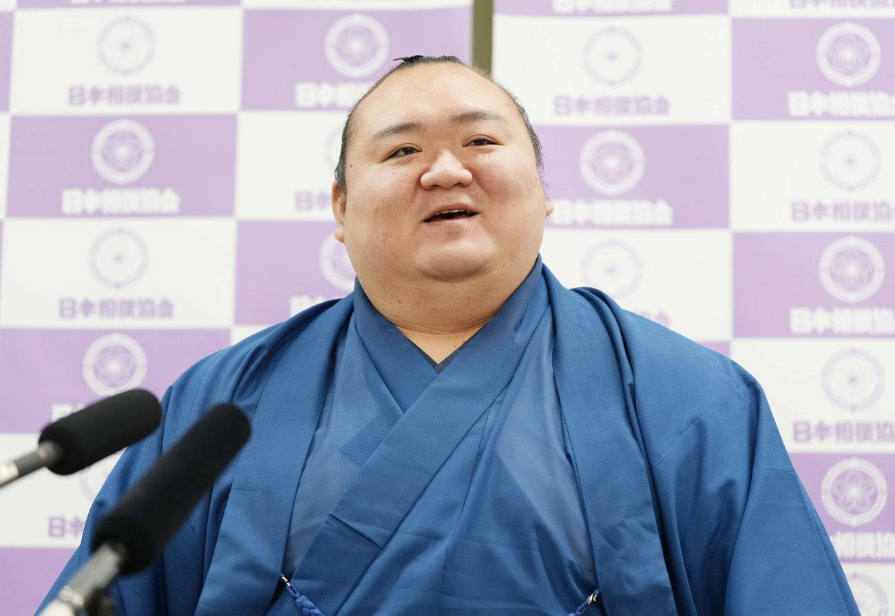 引退会見に臨む宝富士（撮影・小沢裕）