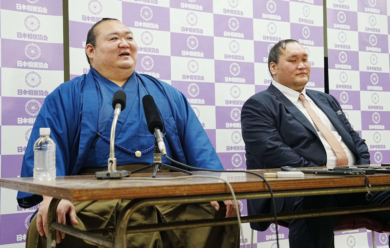 引退会見に臨む宝富士。右は師匠の伊勢ケ浜親方（撮影・小沢裕）