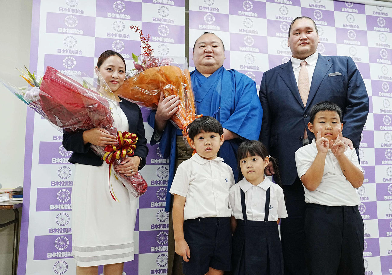 引退会見を終え家族と記念撮影に臨む宝富士。前列左から次男凜丞（りんのすけ）くん、長女七凪（なな）ちゃん、長男慶丞（けいのすけ）くん、後列左から英莉乃夫人、1人おいて師匠の伊勢ケ浜親方（撮影・小沢裕）