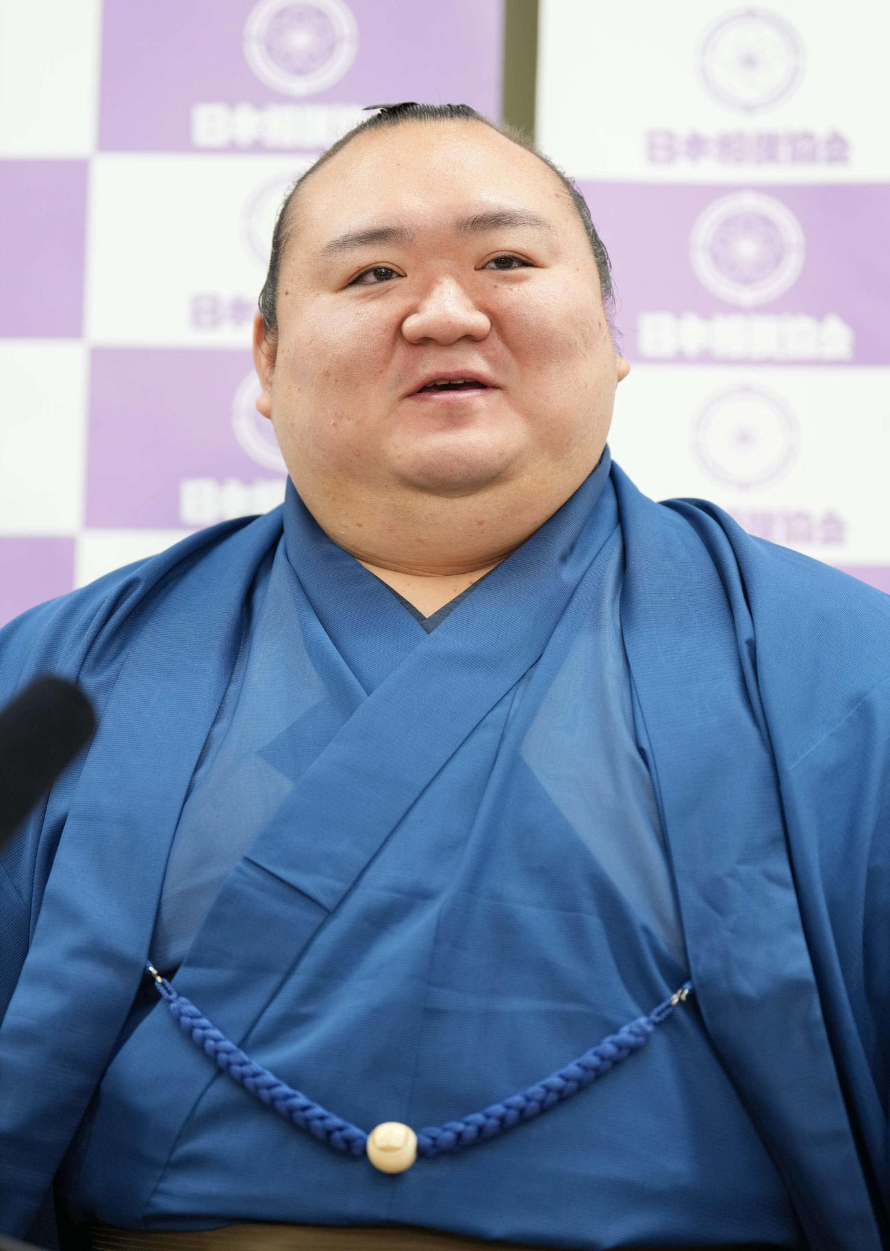 引退会見に臨む宝富士（撮影・小沢裕）