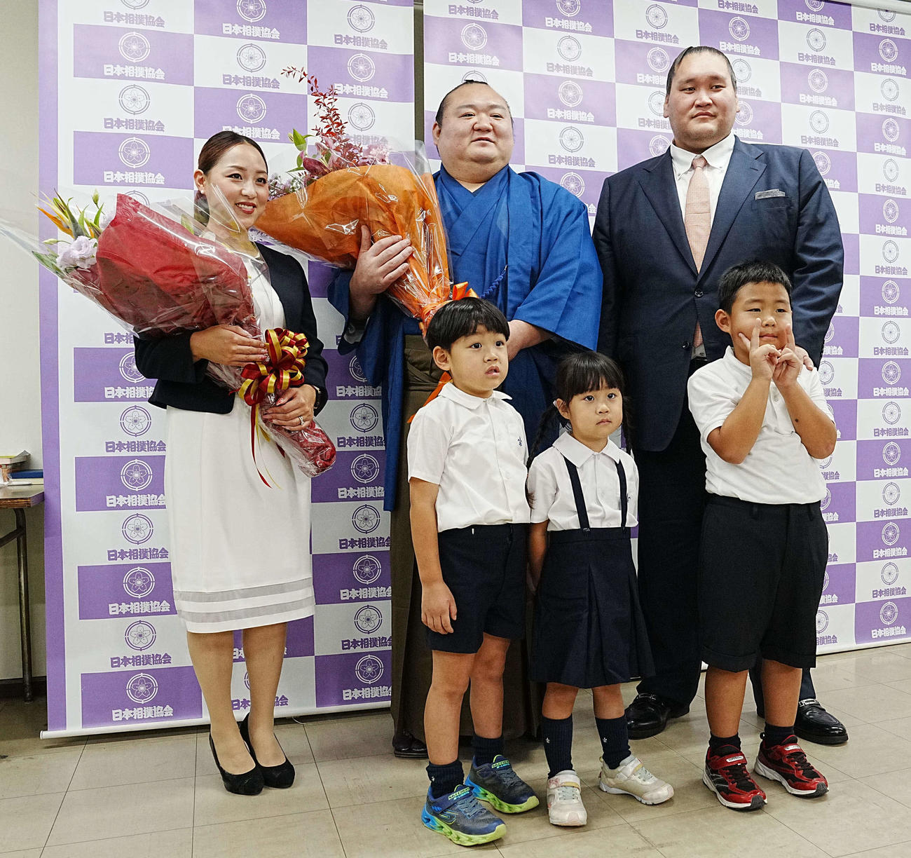 引退会見を終え家族と記念撮影に臨む宝富士。前列左から次男凜丞（りんのすけ）くん、長女七凪（なな）ちゃん、長男慶丞（けいのすけ）くん、後列左から英莉乃夫人、1人おいて師匠の伊勢ケ浜親方（撮影・小沢裕）