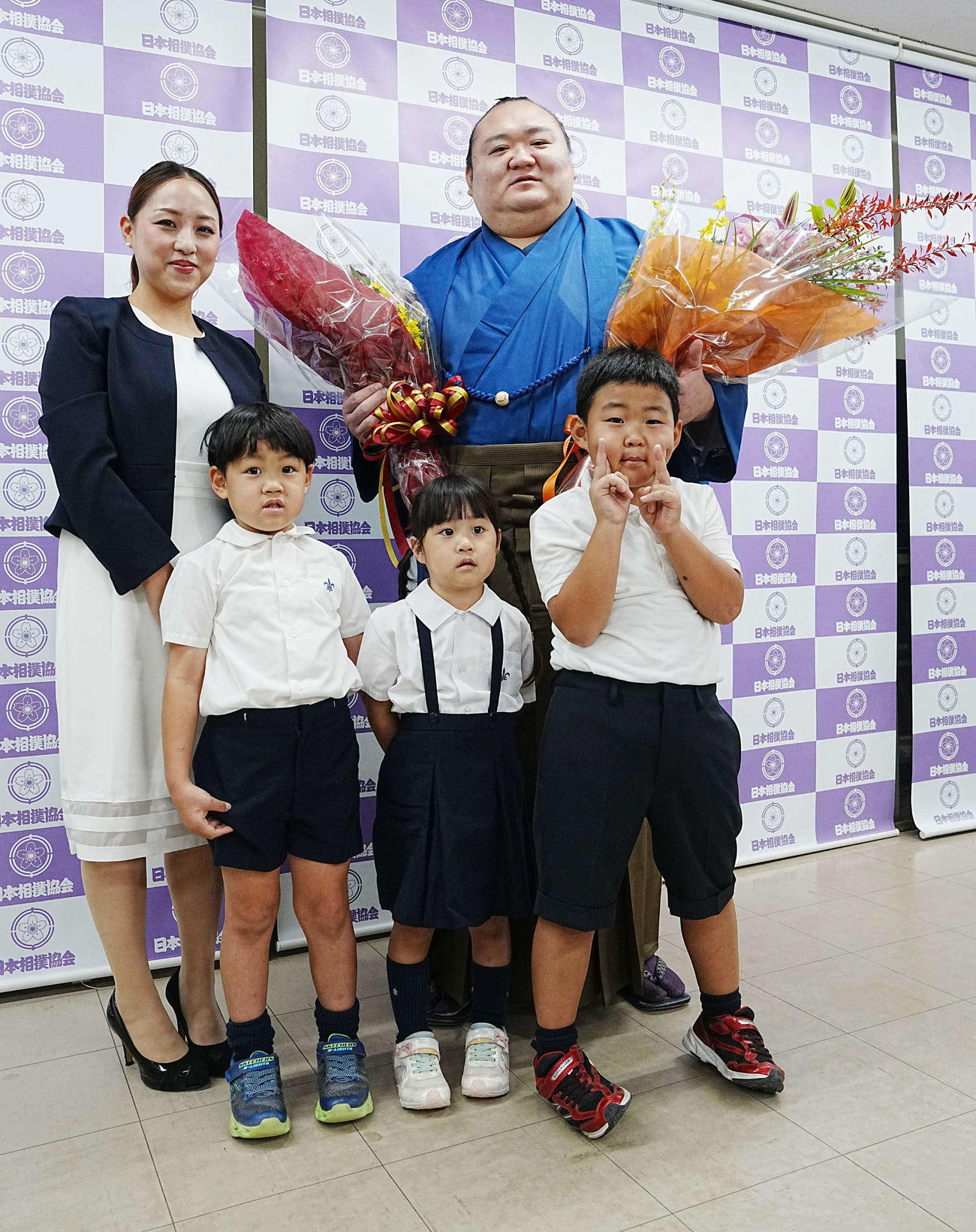 引退会見を終え家族と記念撮影に臨む宝富士。前列左から次男凜丞（りんのすけ）くん、長女七凪（なな）ちゃん、長男慶丞（けいのすけ）くん、後列左は英莉乃夫人（撮影・小沢裕）