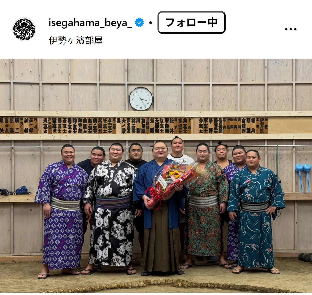 笑顔の宝富士と伊勢ケ浜部屋部屋の力士（伊勢ケ浜部屋後援会のインスタグラムから）