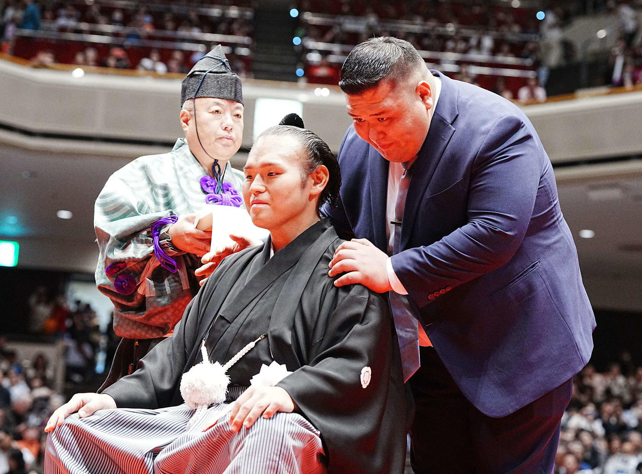 貴景勝引退湊川襲名披露大相撲で元阿武咲の打越奎也さん（右）からはさみを入れてもらう湊川親方（撮影・小沢裕）